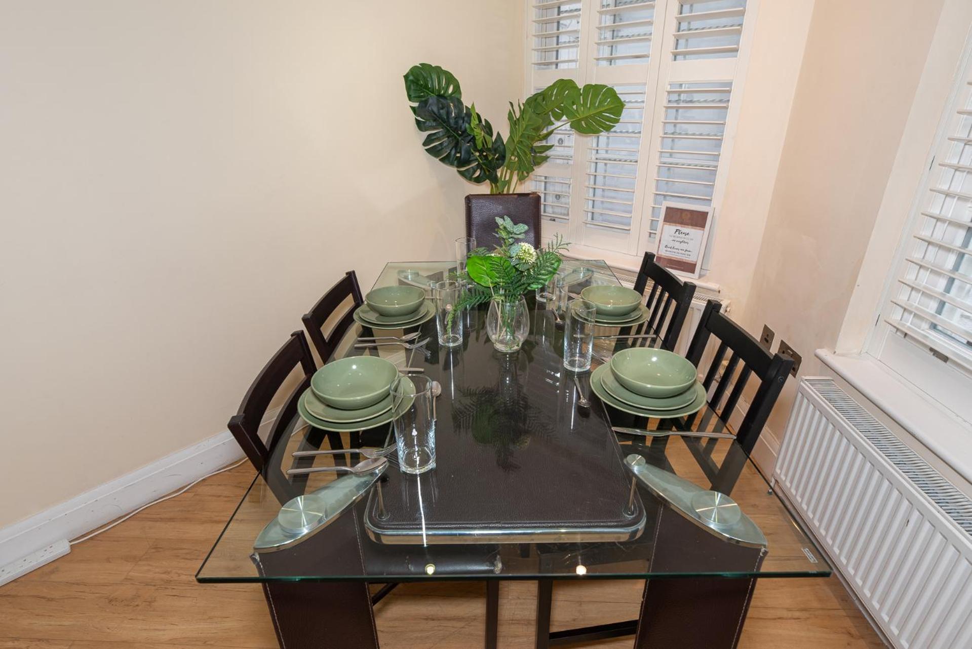 3-Bedroom Apartment with private Terrace in Pimlico, Westminster & Victoria by NourNest Apartments