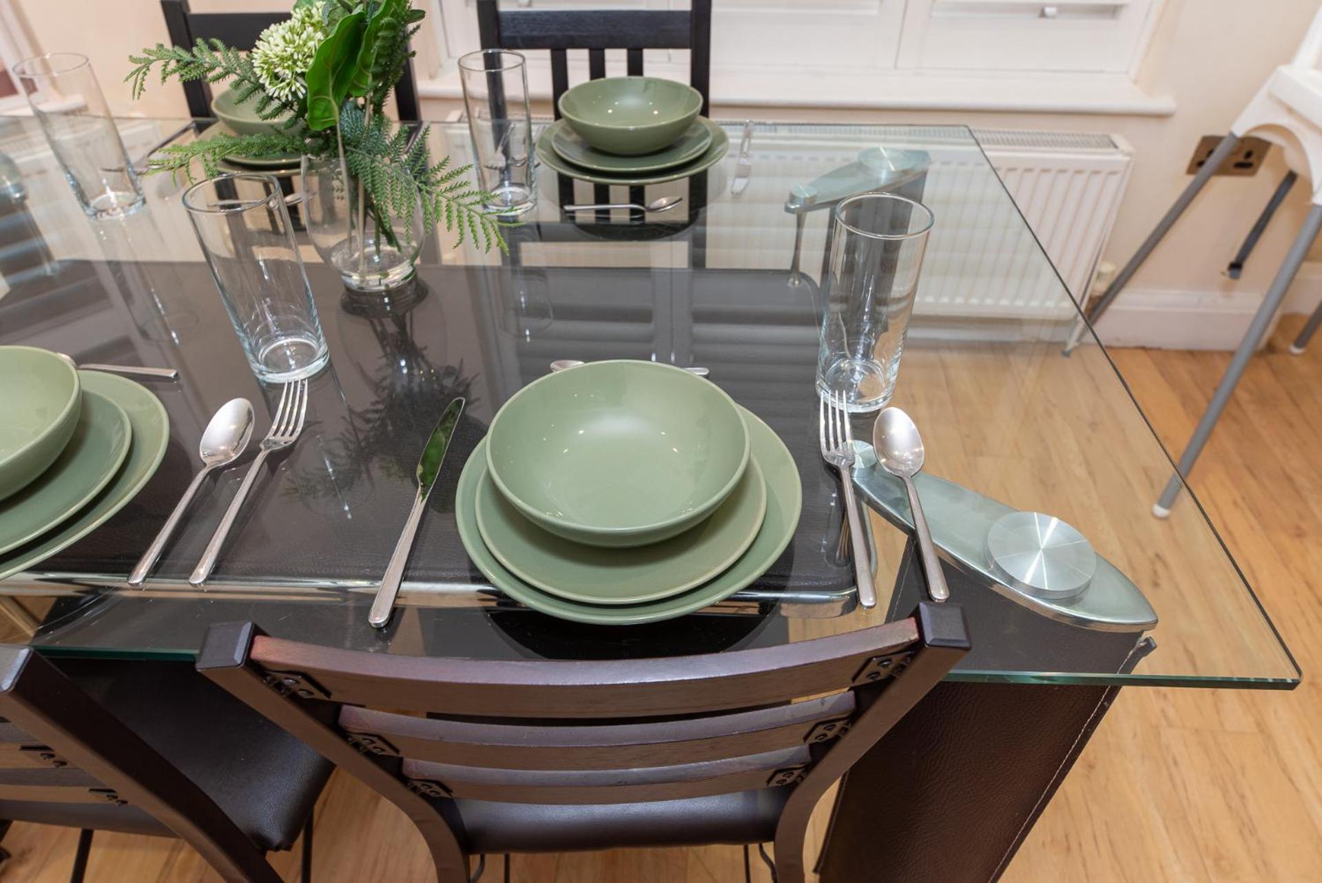 3-Bedroom Apartment with private Terrace in Pimlico, Westminster & Victoria by NourNest Apartments