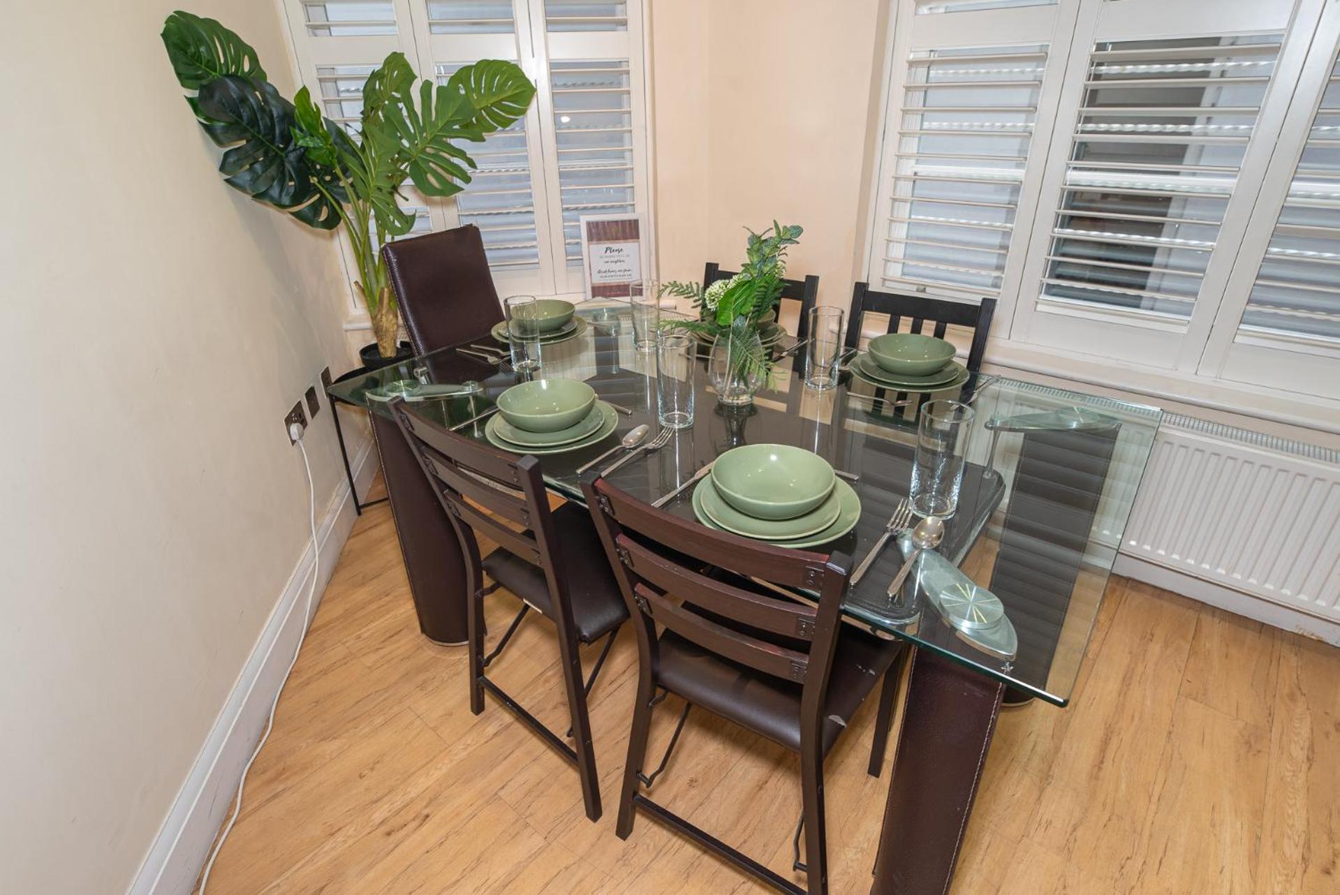 3-Bedroom Apartment with private Terrace in Pimlico, Westminster & Victoria by NourNest Apartments