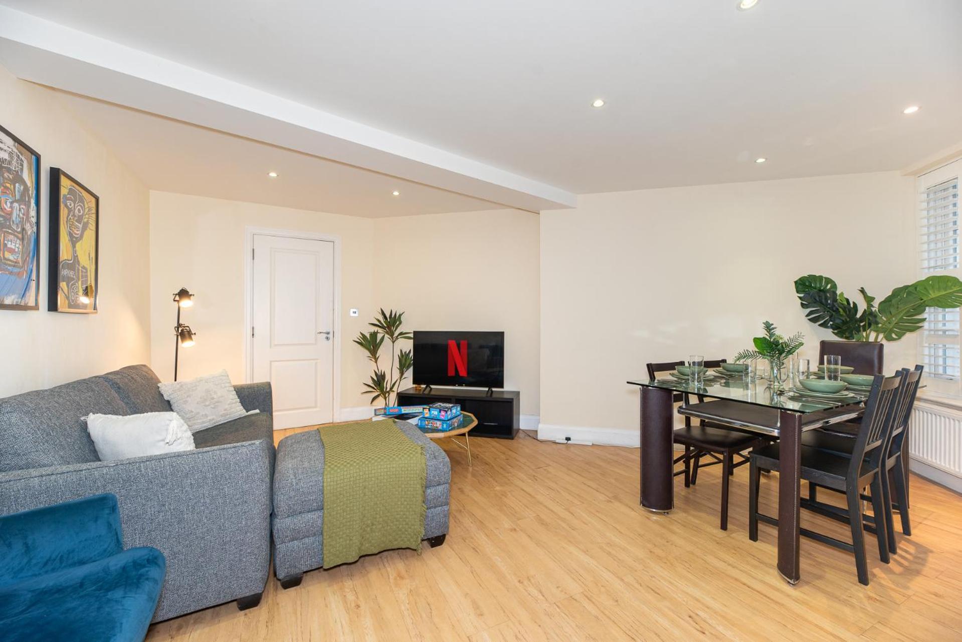 3-Bedroom Apartment with private Terrace in Pimlico, Westminster & Victoria by NourNest Apartments