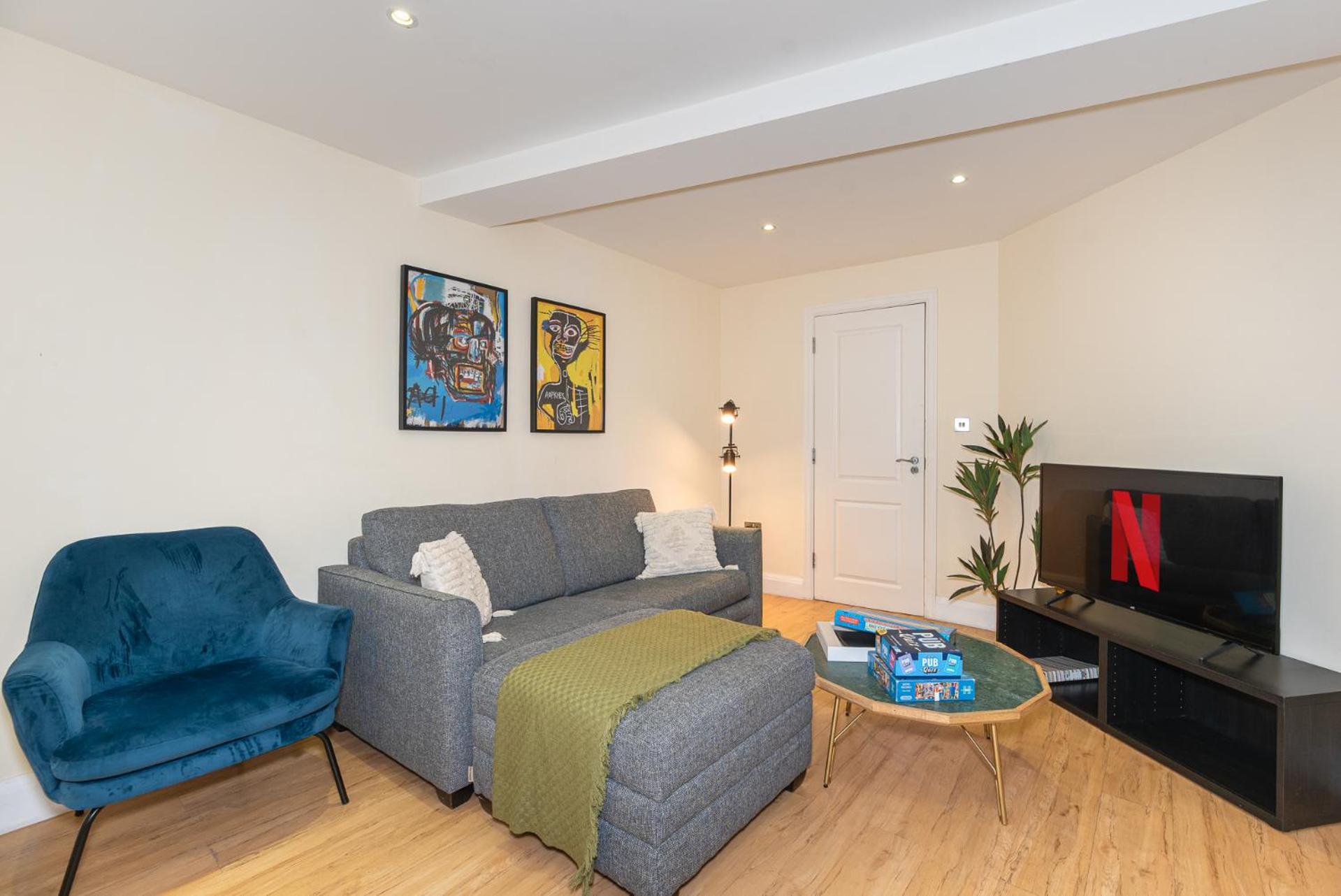 3-Bedroom Apartment with private Terrace in Pimlico, Westminster & Victoria by NourNest Apartments