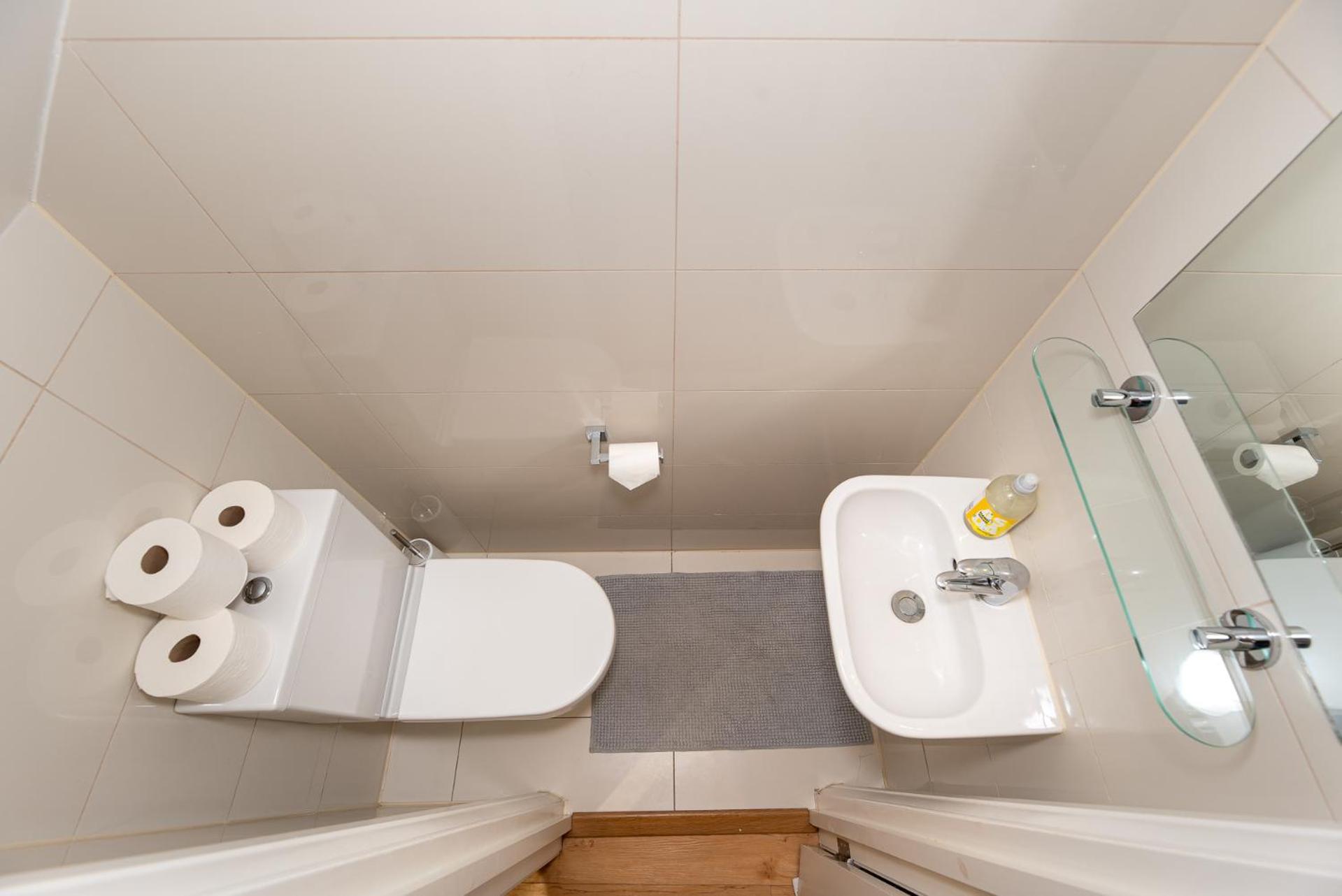 3-Bedroom Apartment with private Terrace in Pimlico, Westminster & Victoria by NourNest Apartments