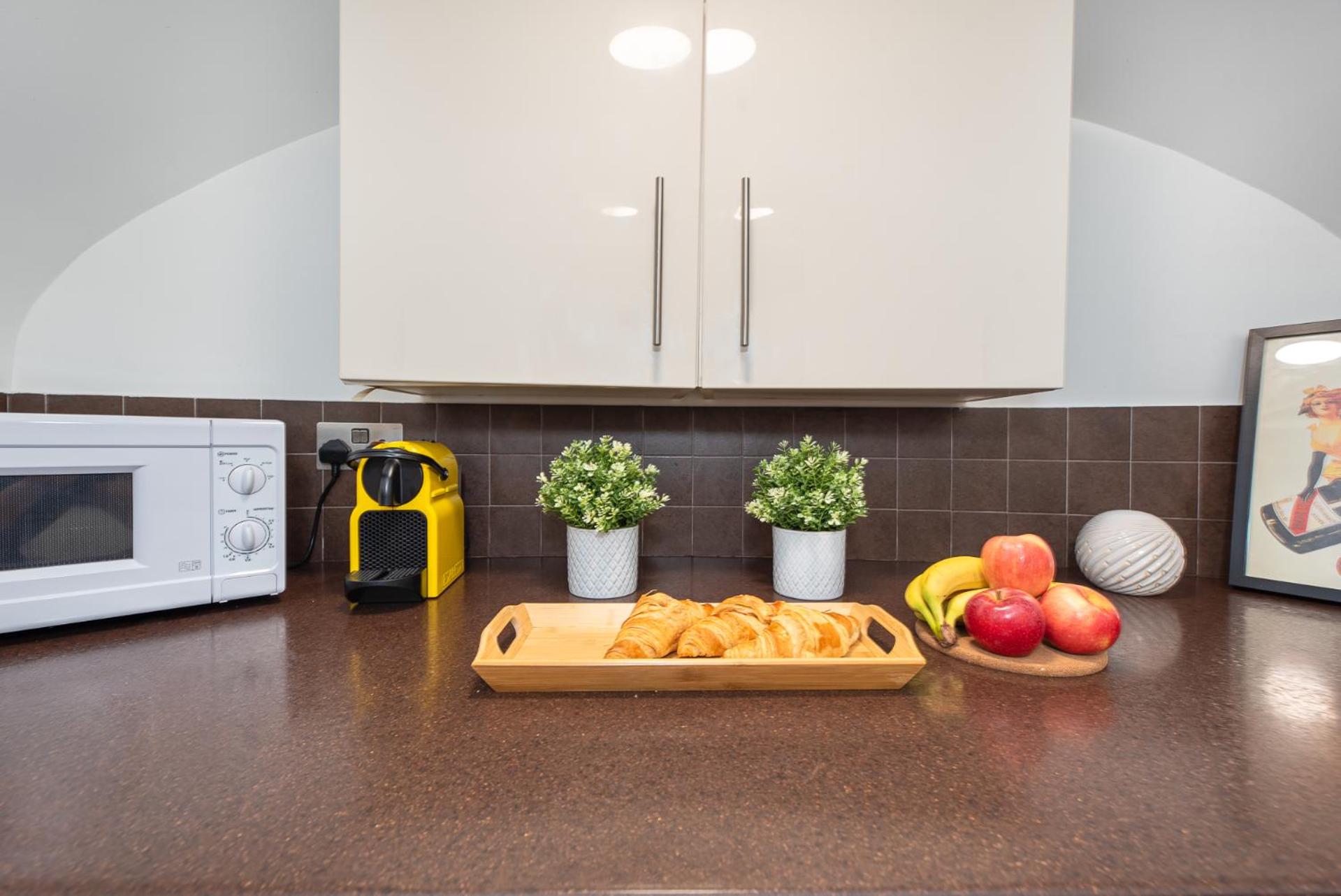 3-Bedroom Apartment with private Terrace in Pimlico, Westminster & Victoria by NourNest Apartments