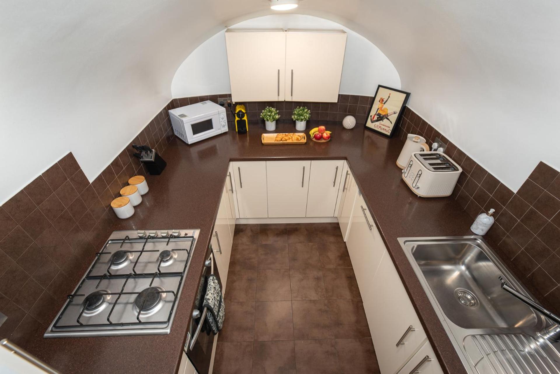 3-Bedroom Apartment with private Terrace in Pimlico, Westminster & Victoria by NourNest Apartments