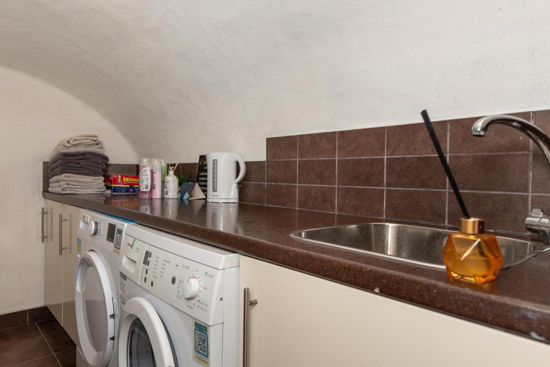 3-Bedroom Apartment with private Terrace in Pimlico, Westminster & Victoria by NourNest Apartments