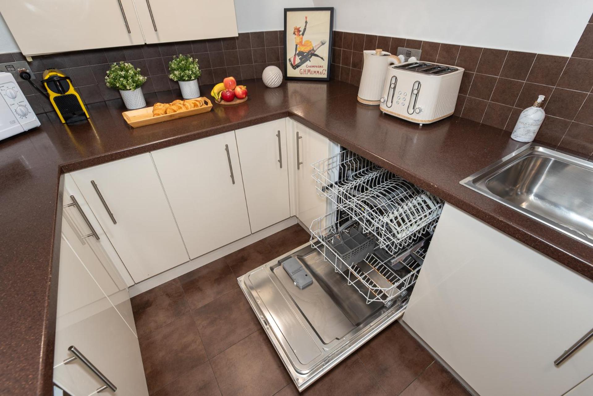 3-Bedroom Apartment with private Terrace in Pimlico, Westminster & Victoria by NourNest Apartments