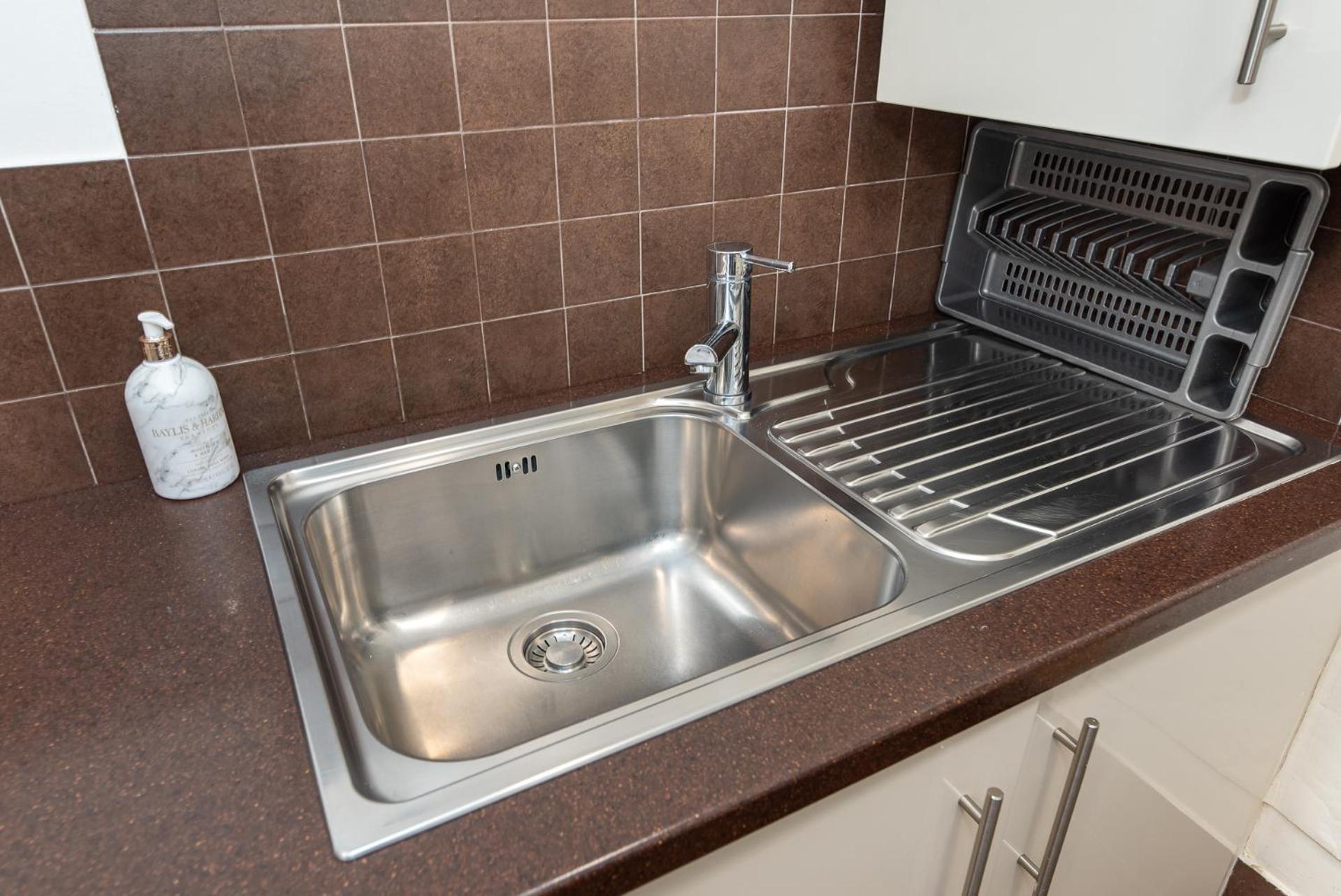 3-Bedroom Apartment with private Terrace in Pimlico, Westminster & Victoria by NourNest Apartments