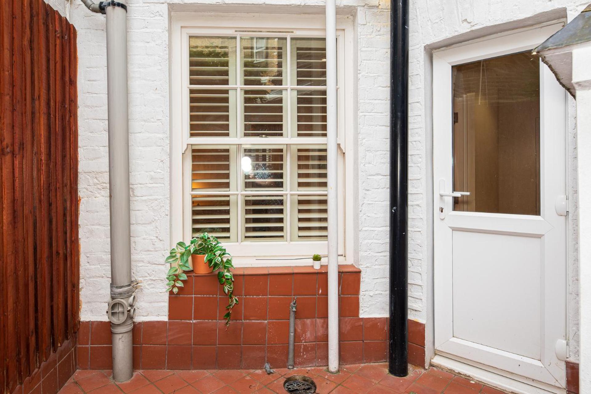 3-Bedroom Apartment with private Terrace in Pimlico, Westminster & Victoria by NourNest Apartments