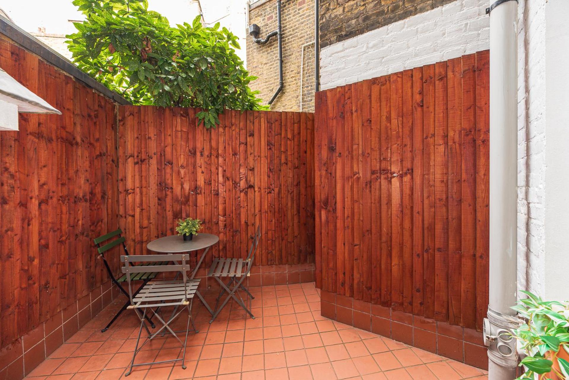 3-Bedroom Apartment with private Terrace in Pimlico, Westminster & Victoria by NourNest Apartments