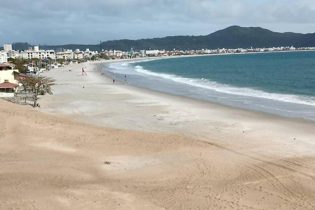 apartamento a 200m da praia ingleses, prédio com piscina