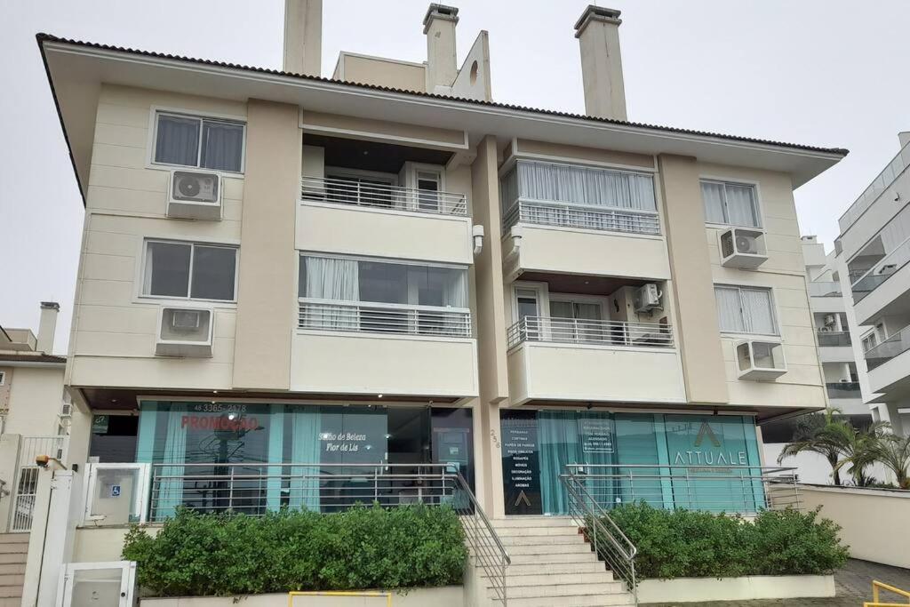 apartamento a 200m da praia ingleses, prédio com piscina