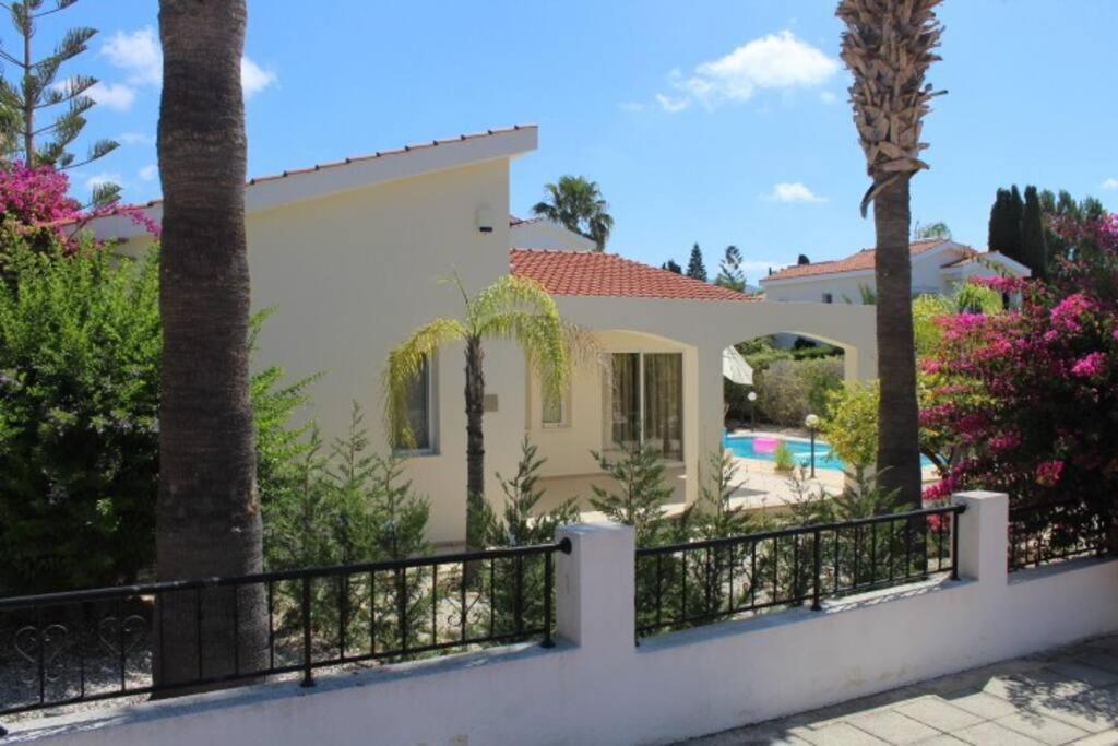 Villa & pool 3 bedrooms 2 minutes from the beach