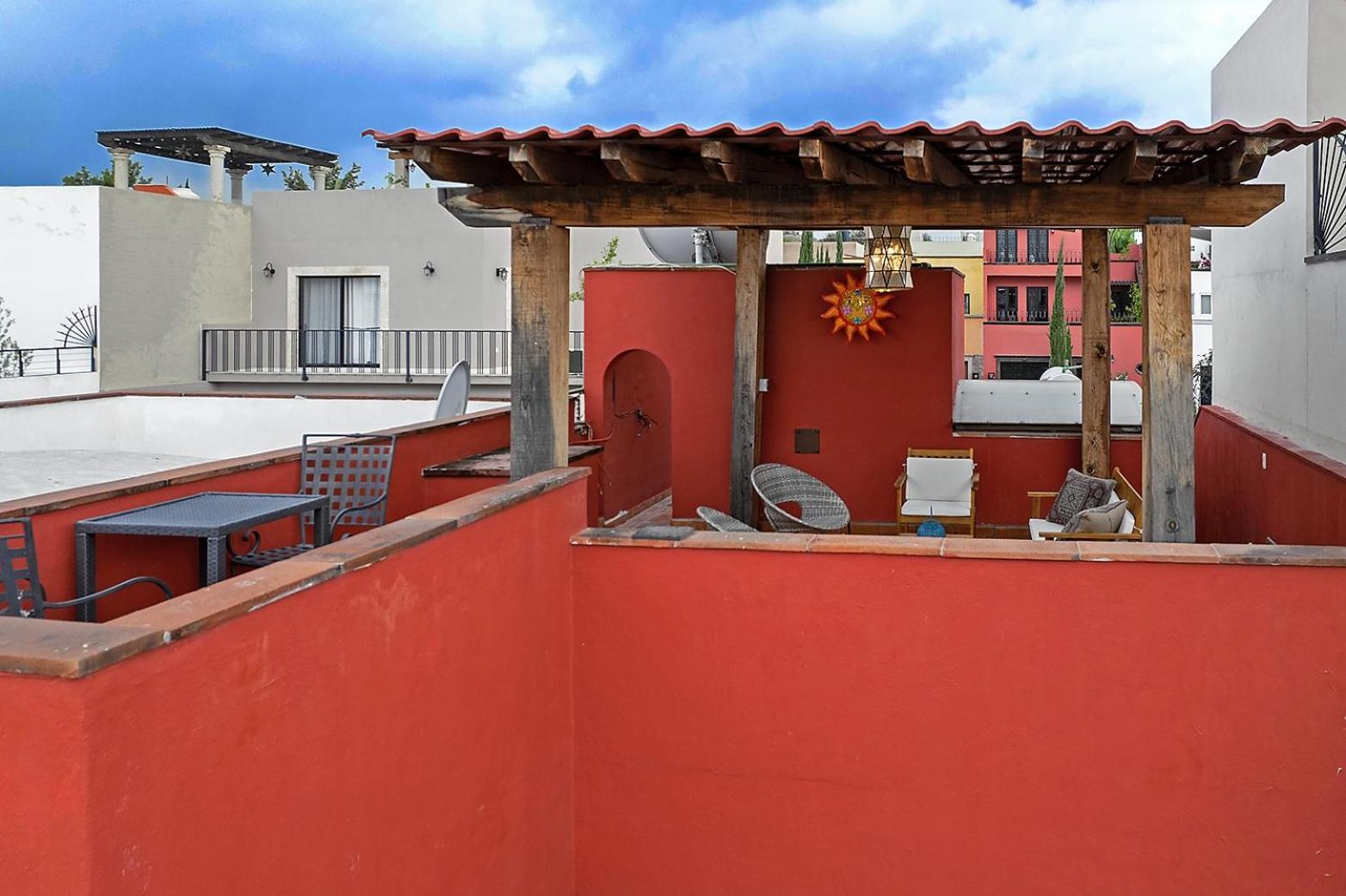 Eclectic Gem Near Centro King Beds and Rooftop Deck
