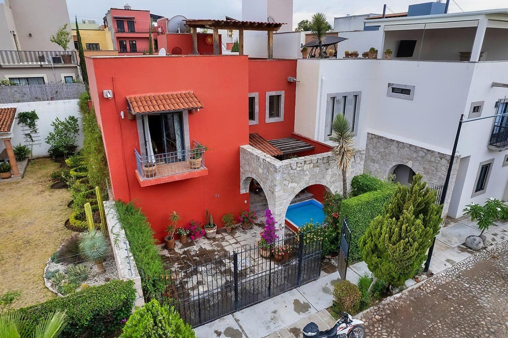 Eclectic Gem Near Centro King Beds and Rooftop Deck