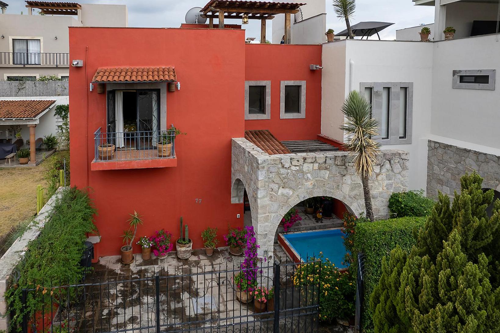 Eclectic Gem Near Centro King Beds and Rooftop Deck