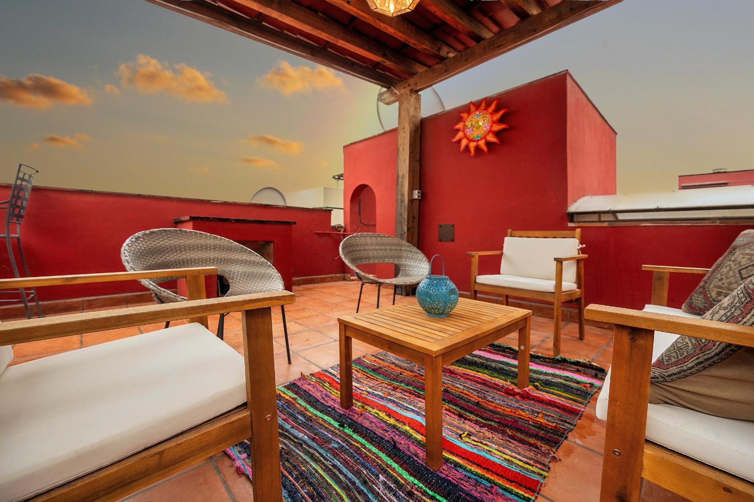 Eclectic Gem Near Centro King Beds and Rooftop Deck