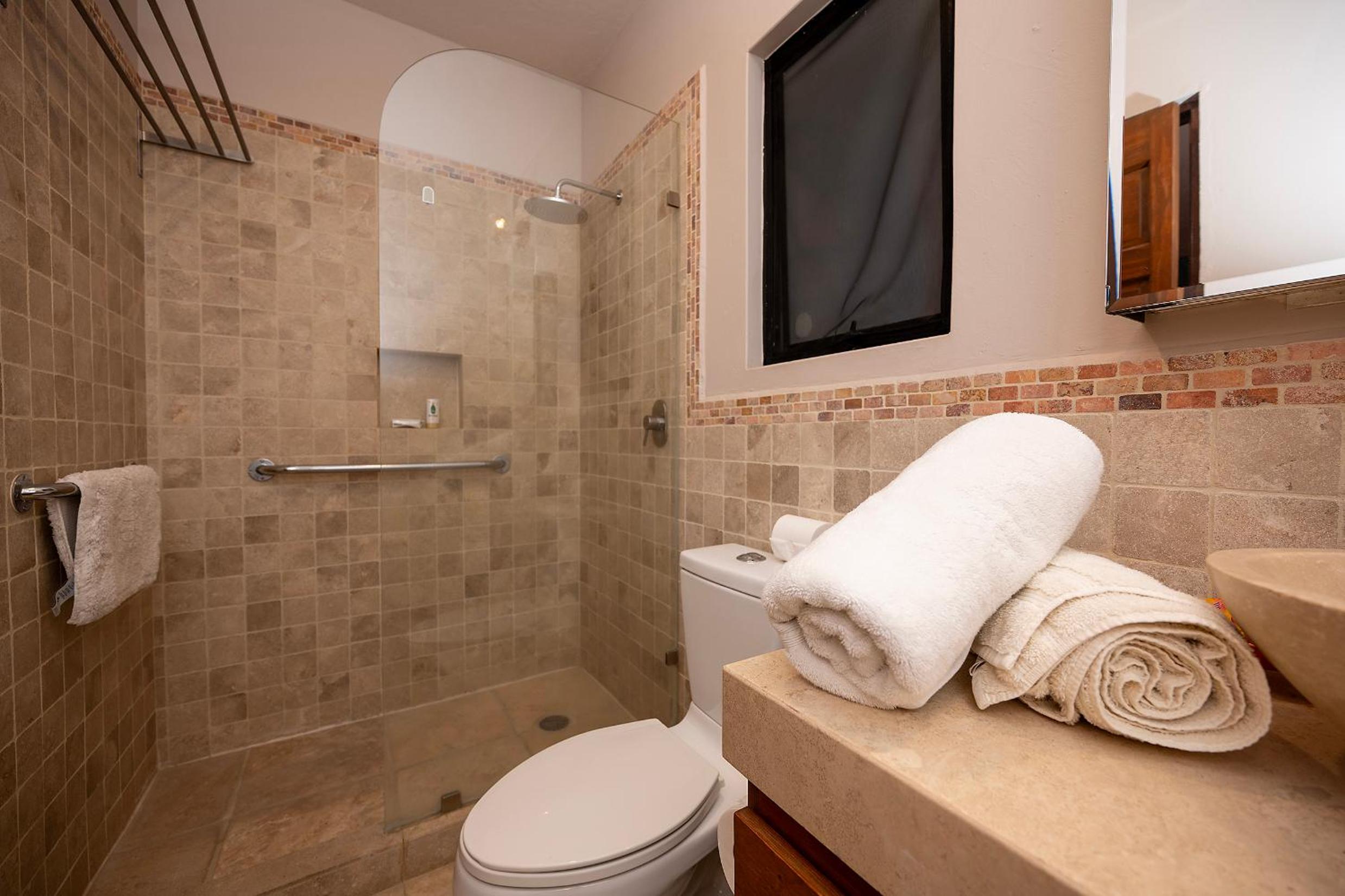 Eclectic Gem Near Centro King Beds and Rooftop Deck