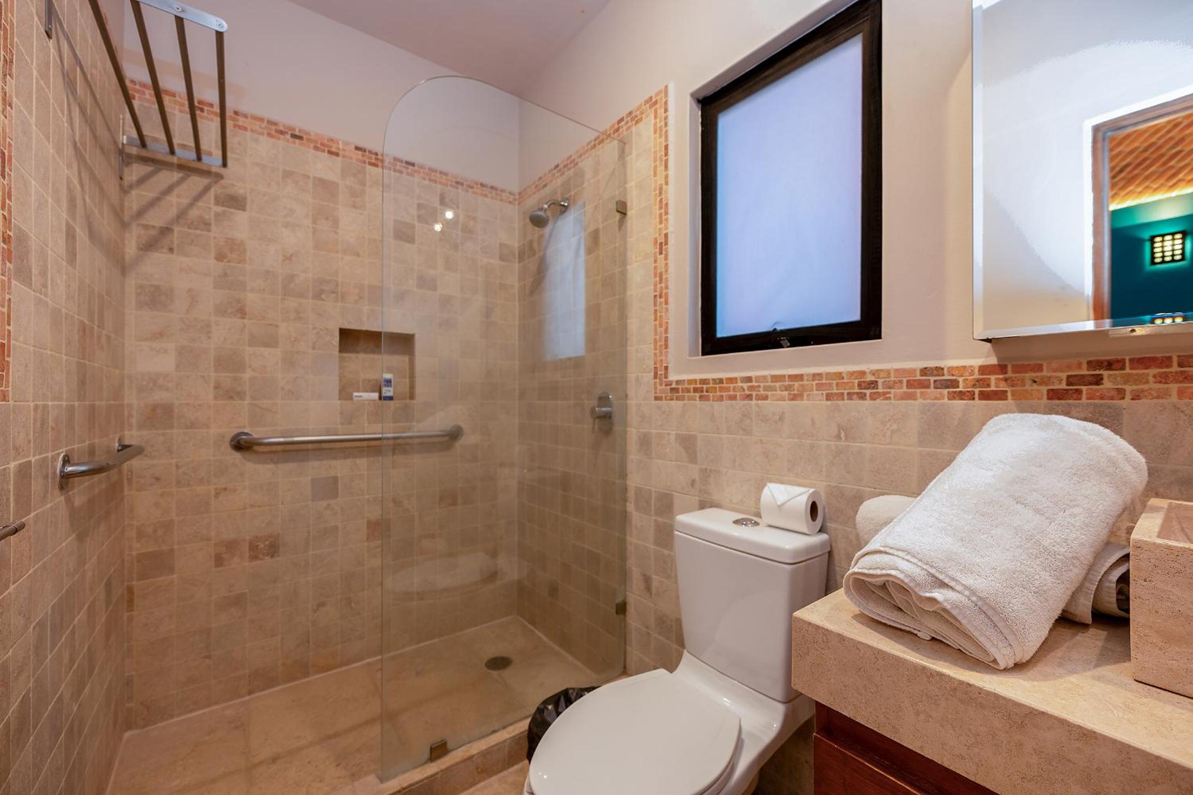 Eclectic Gem Near Centro King Beds and Rooftop Deck