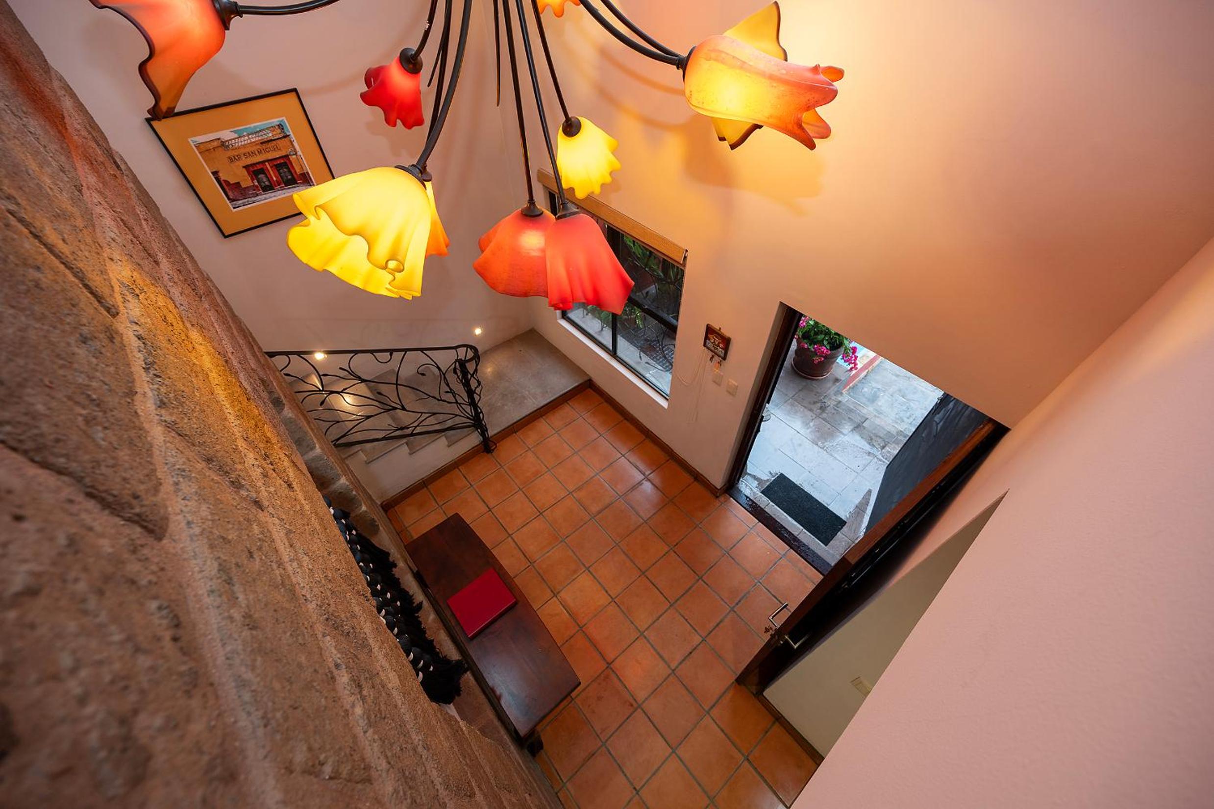 Eclectic Gem Near Centro King Beds and Rooftop Deck