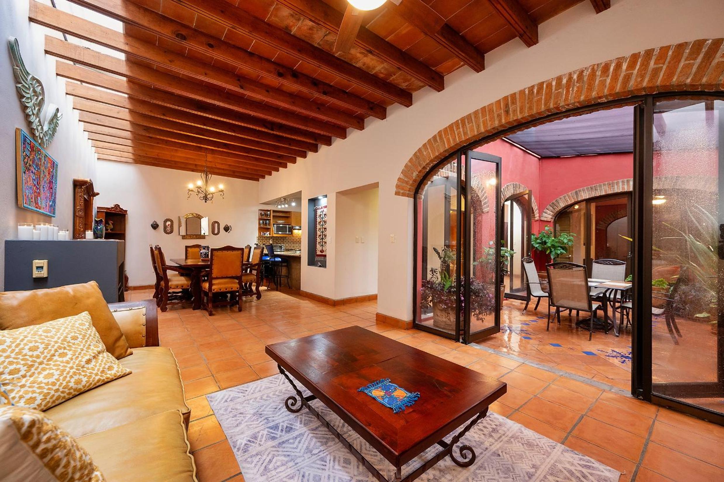Eclectic Gem Near Centro King Beds and Rooftop Deck