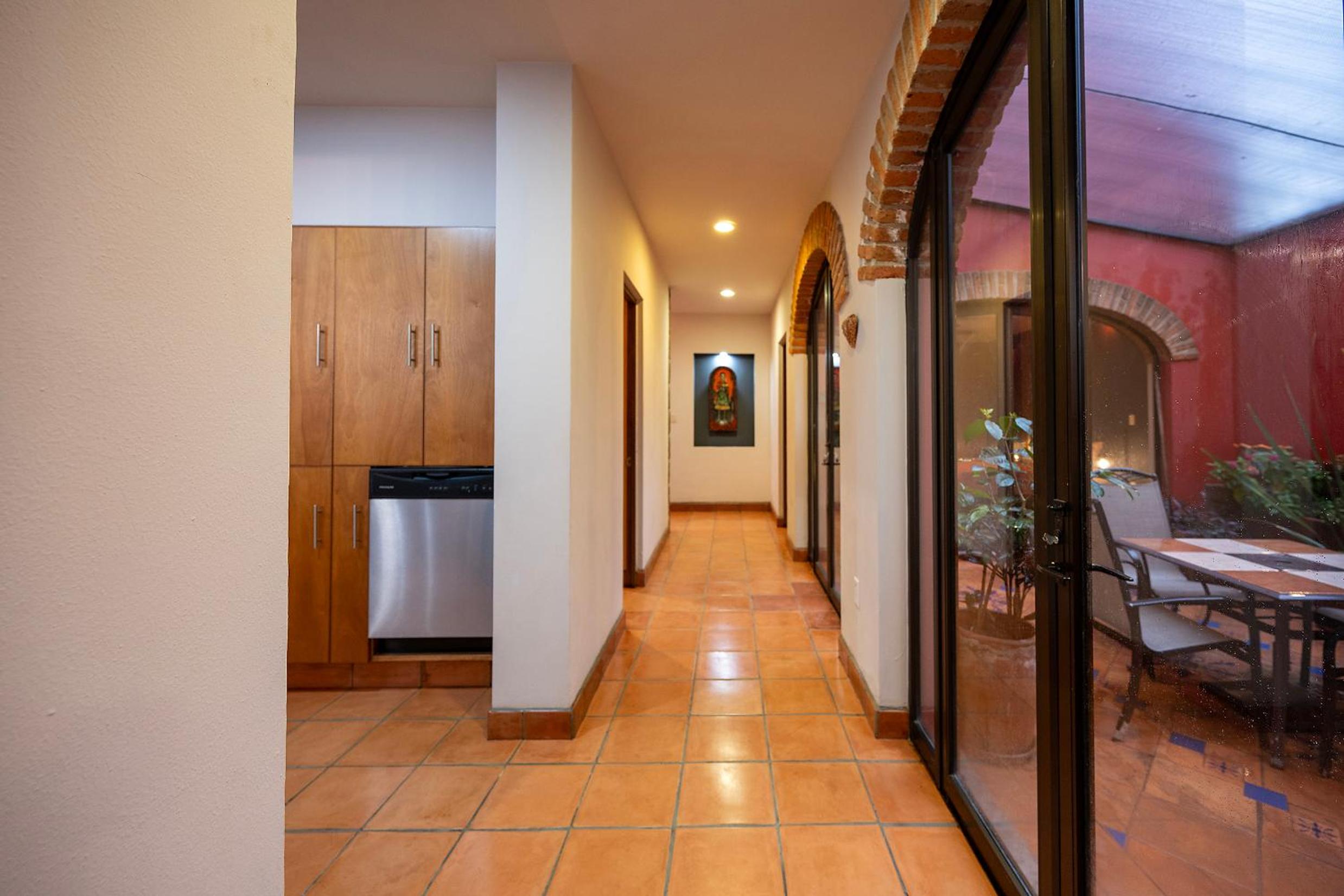 Eclectic Gem Near Centro King Beds and Rooftop Deck