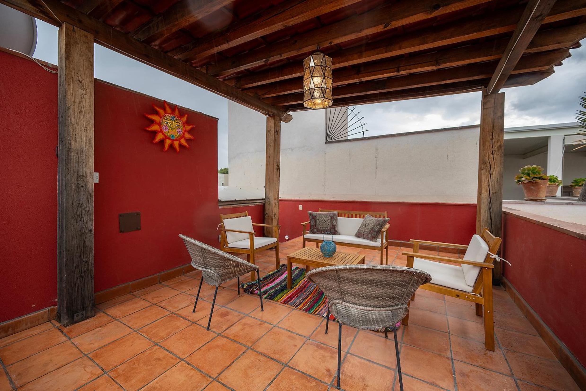Eclectic Gem Near Centro King Beds and Rooftop Deck