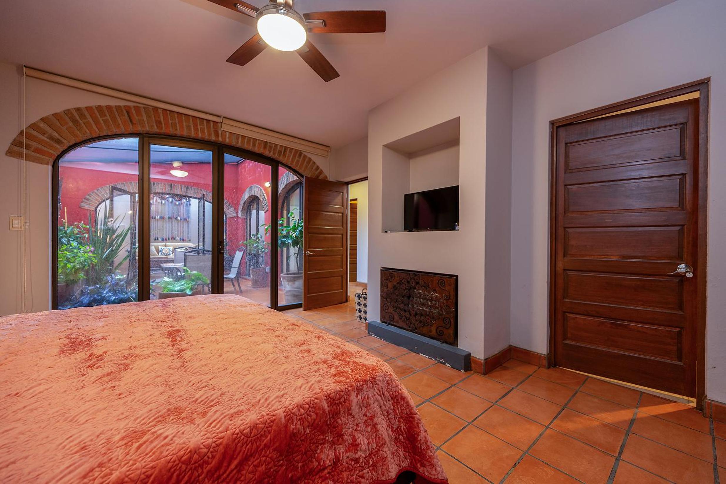 Eclectic Gem Near Centro King Beds and Rooftop Deck