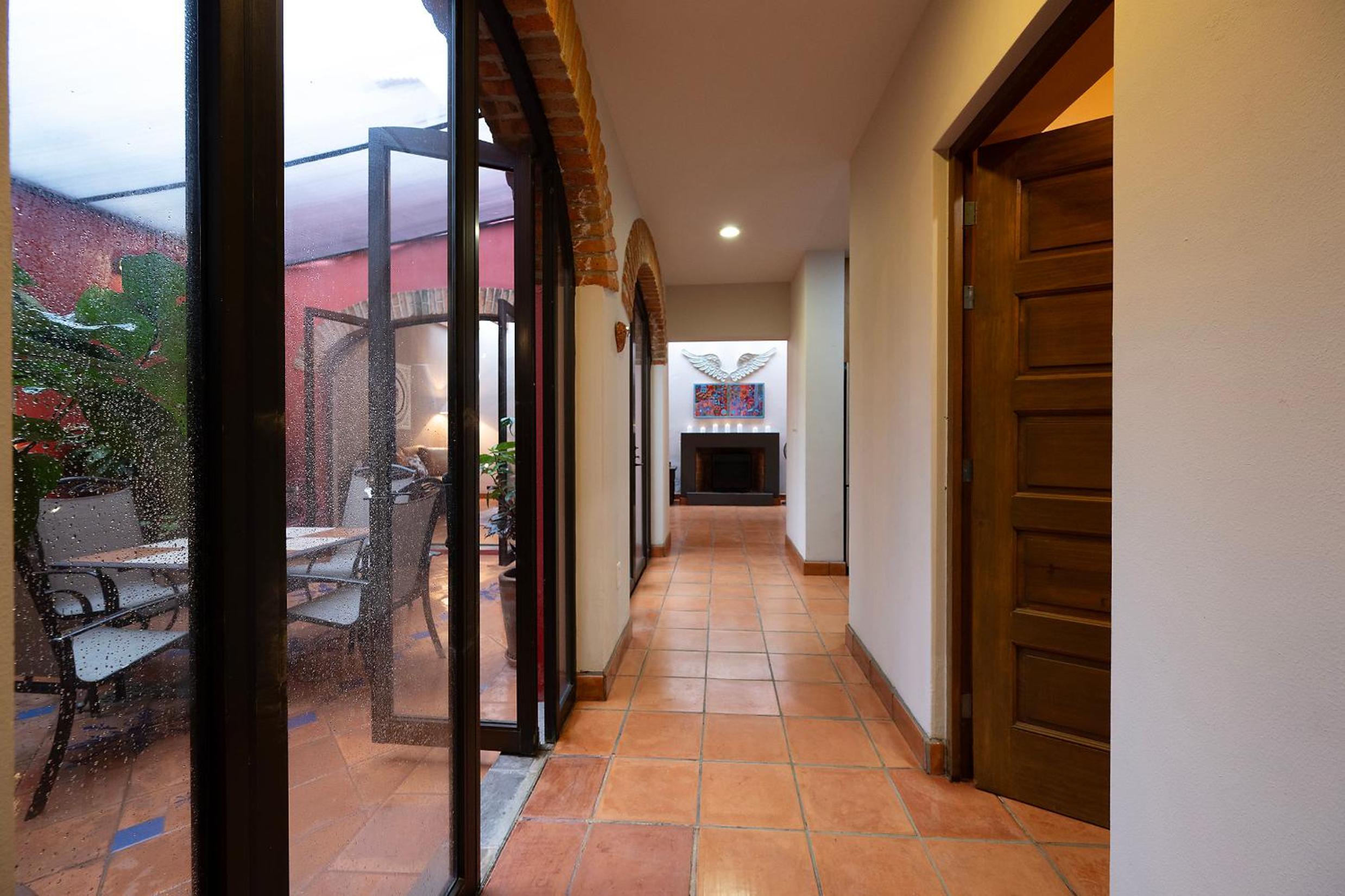 Eclectic Gem Near Centro King Beds and Rooftop Deck