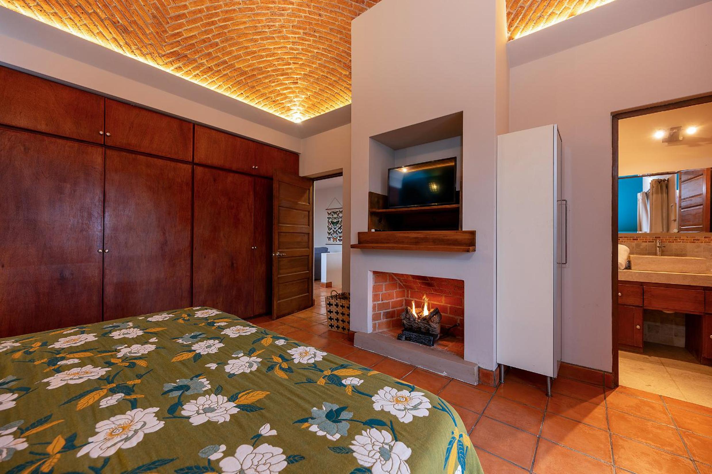 Eclectic Gem Near Centro King Beds and Rooftop Deck
