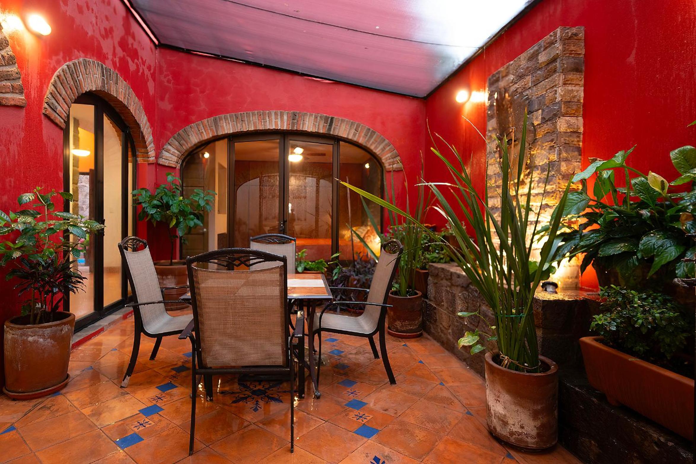 Eclectic Gem Near Centro King Beds and Rooftop Deck
