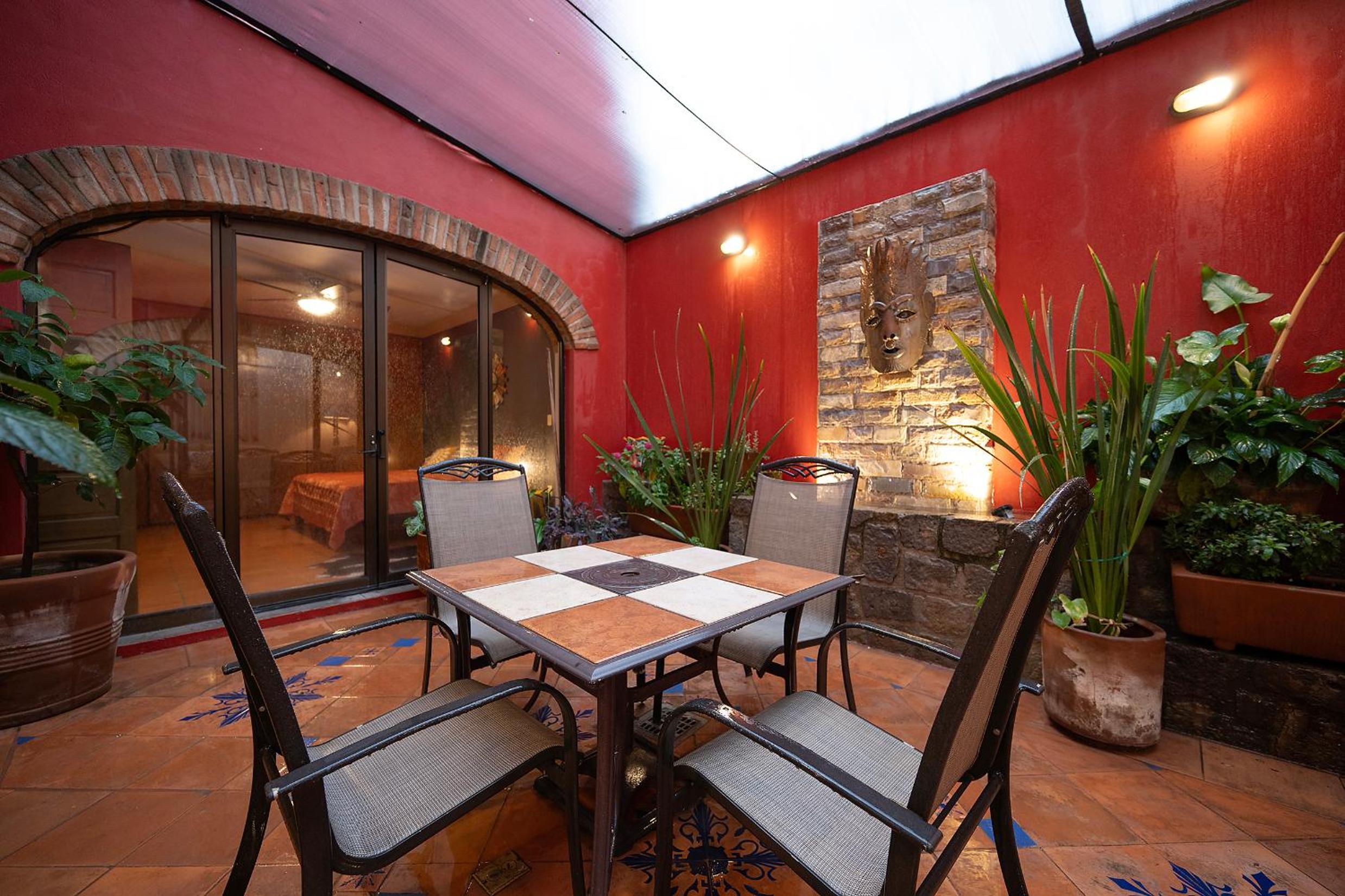 Eclectic Gem Near Centro King Beds and Rooftop Deck