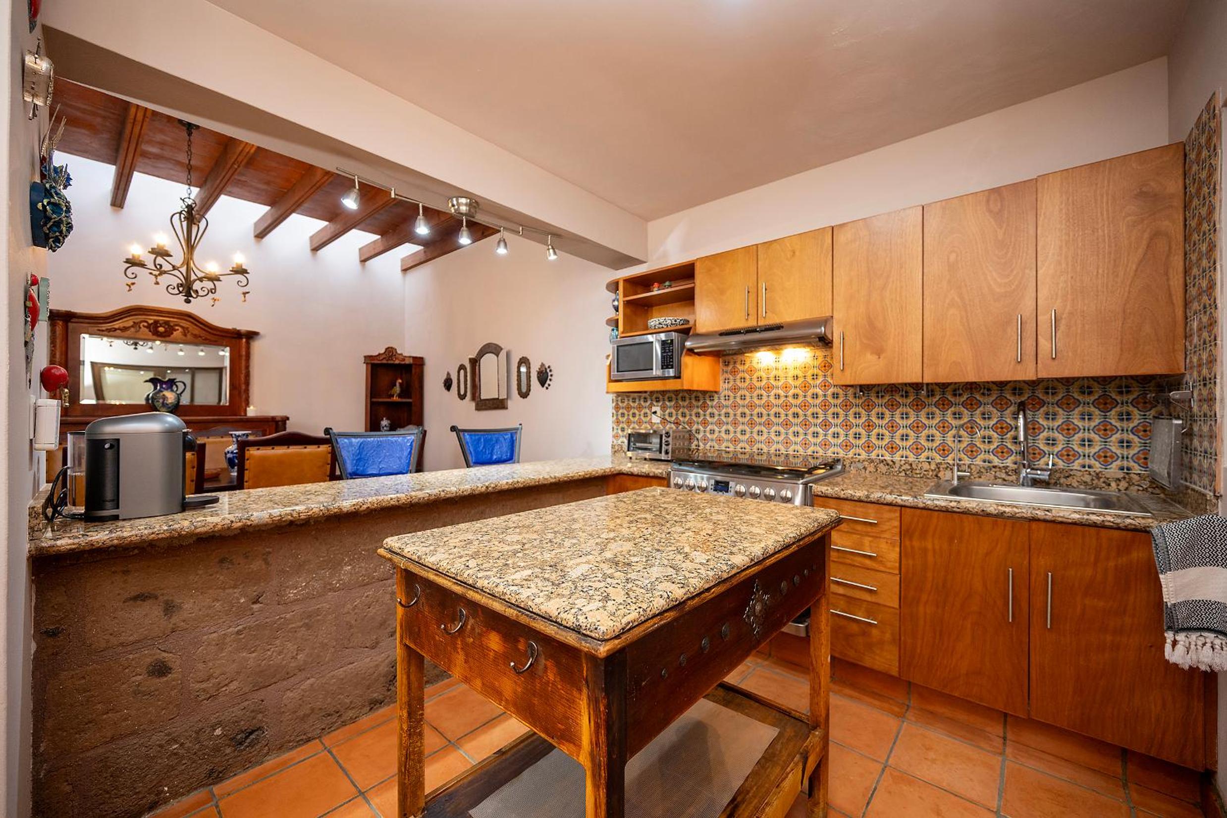 Eclectic Gem Near Centro King Beds and Rooftop Deck