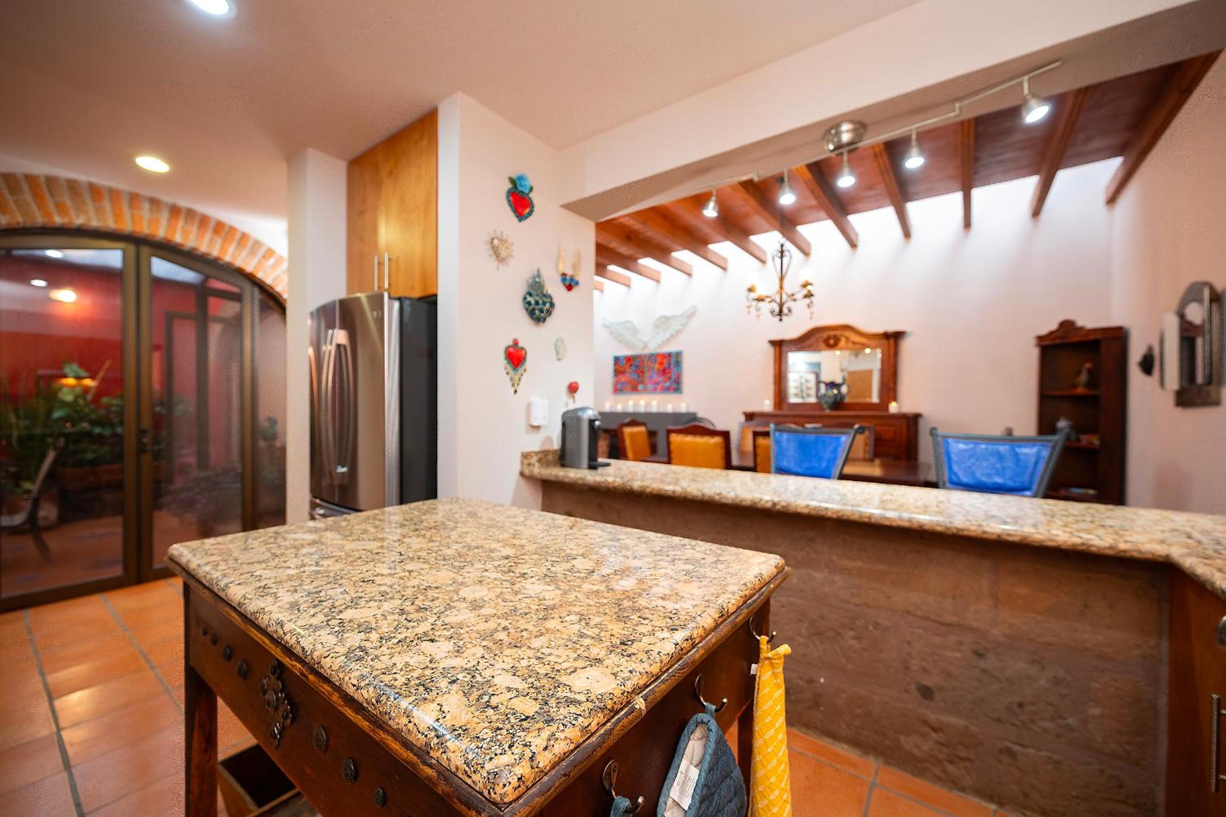 Eclectic Gem Near Centro King Beds and Rooftop Deck
