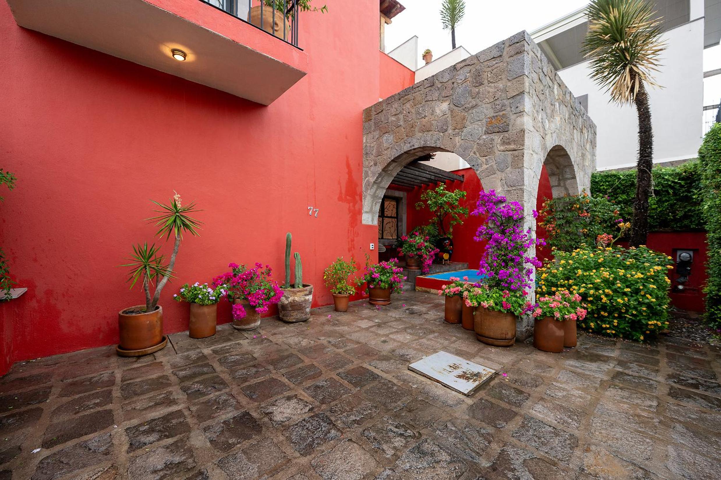 Eclectic Gem Near Centro King Beds and Rooftop Deck