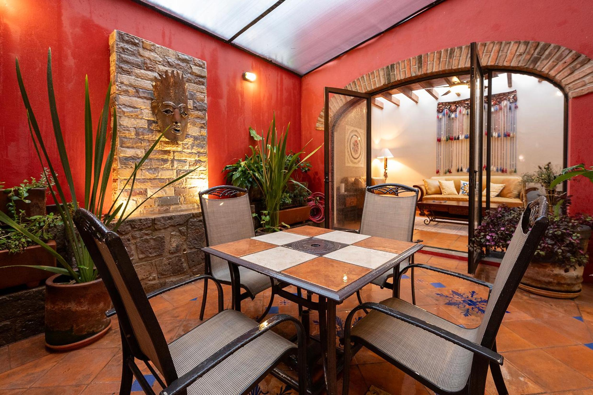 Eclectic Gem Near Centro King Beds and Rooftop Deck