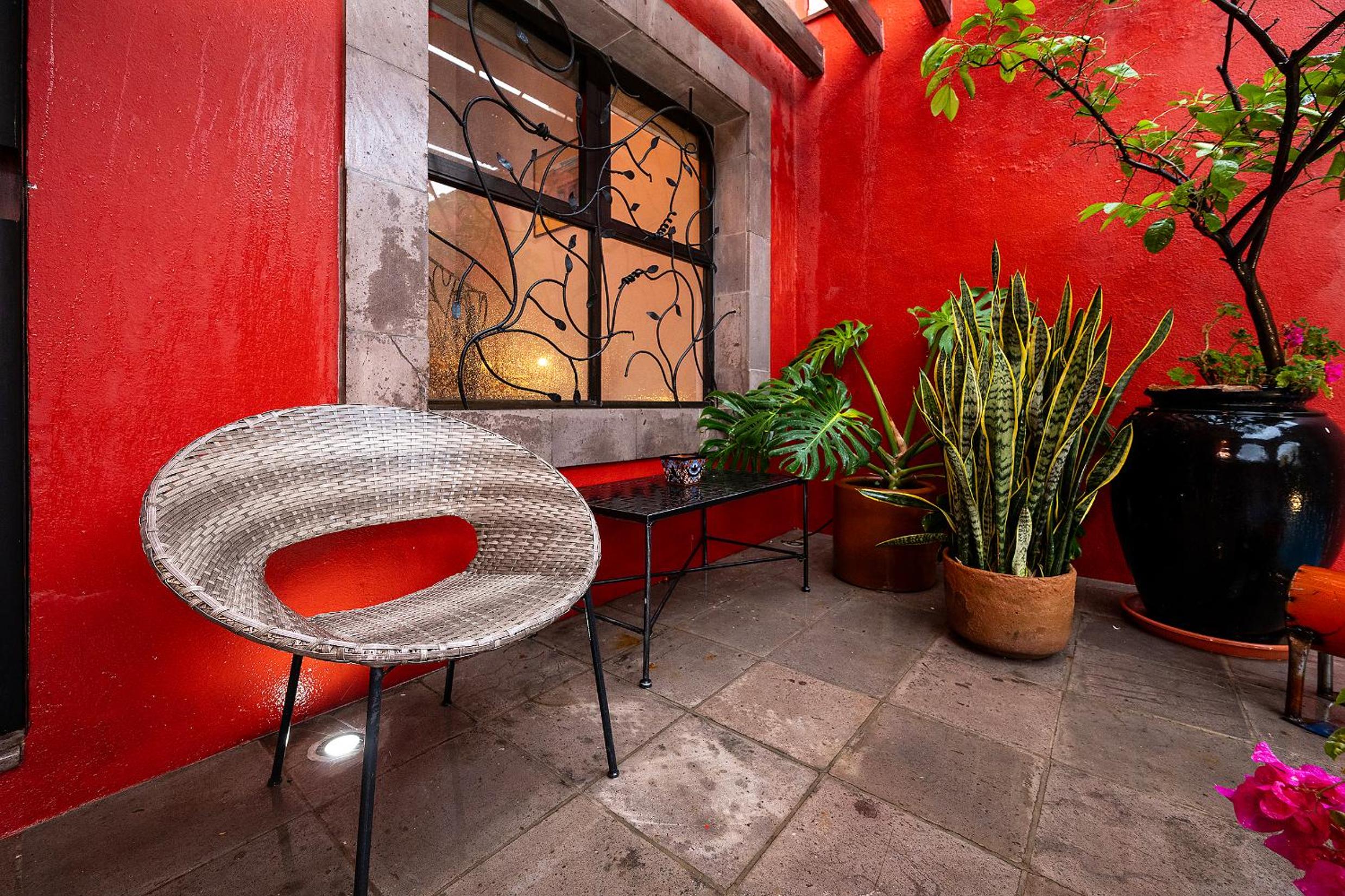 Eclectic Gem Near Centro King Beds and Rooftop Deck