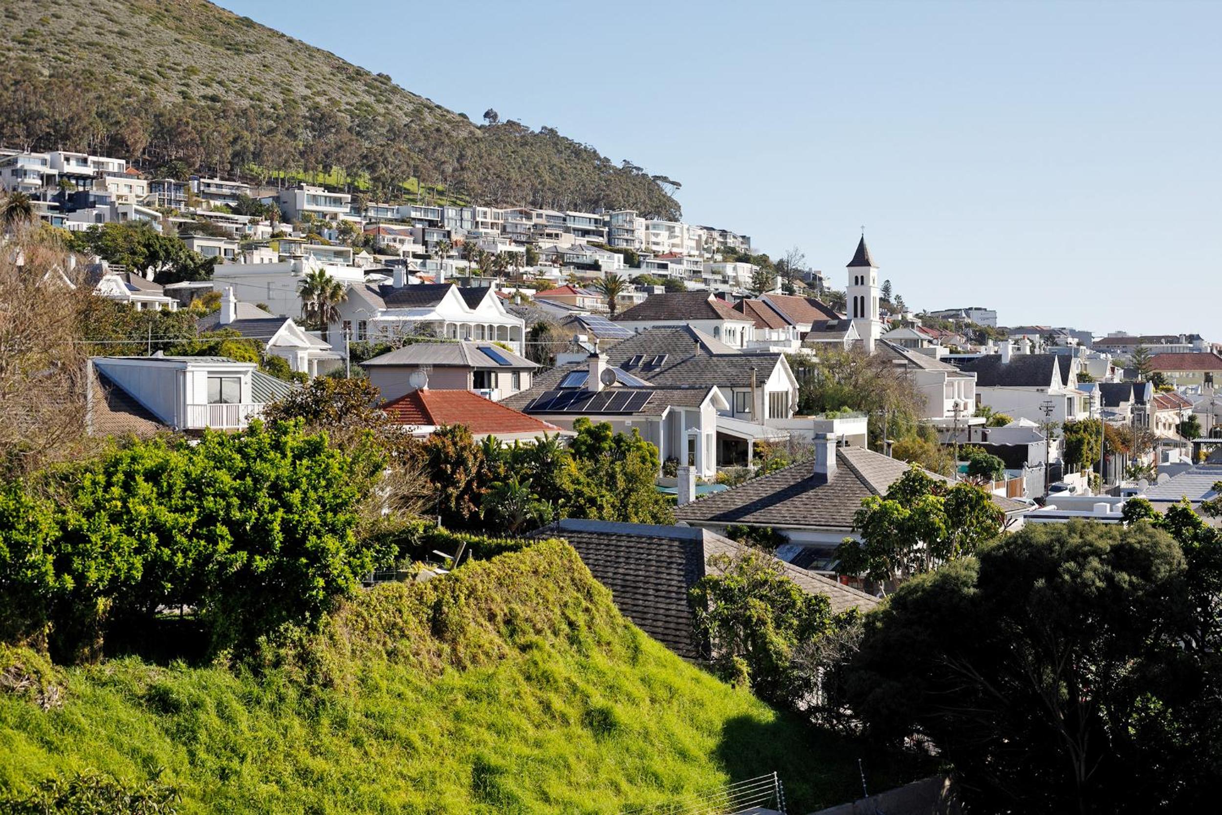 Sunny Central Green Point Apartment view 4