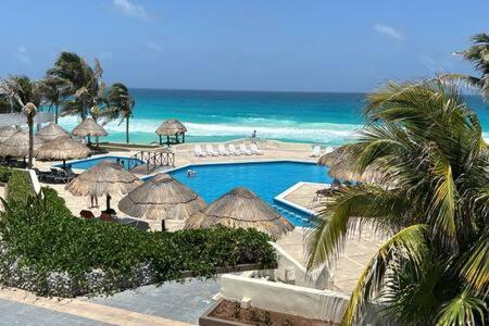 1BD Apartment with pool and beach access