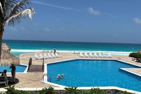 1BD Apartment with pool and beach access