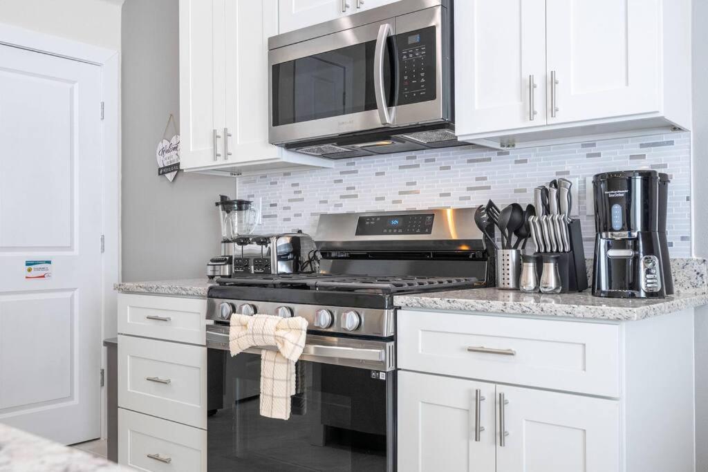 DLuxx Vacation Home 3 milles from Disney 7570
