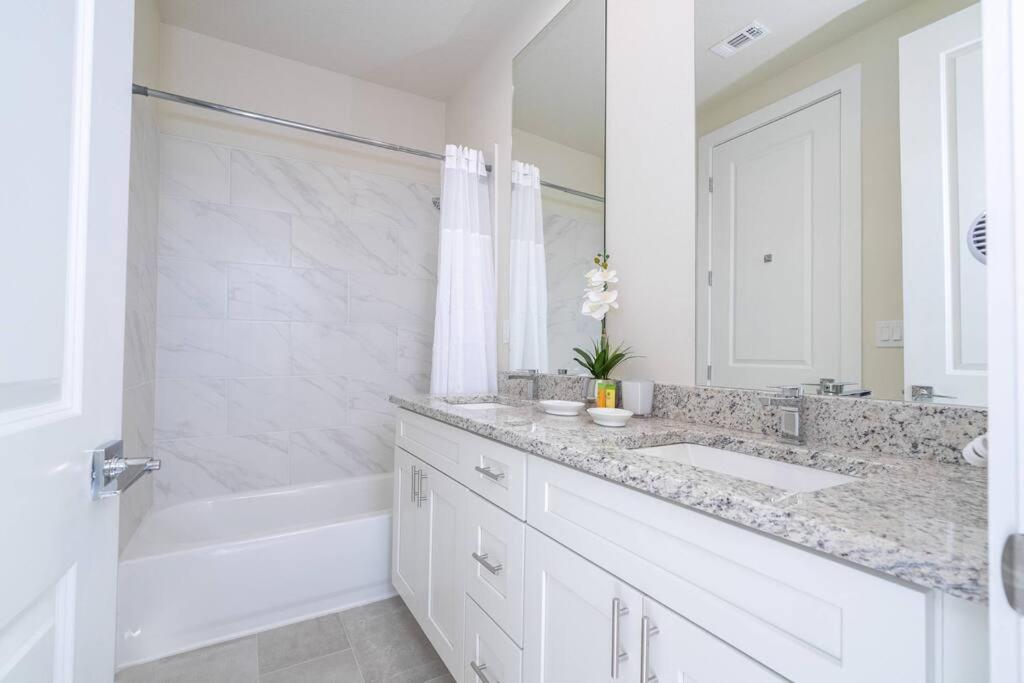 DLuxx Vacation Home 3 milles from Disney 7570
