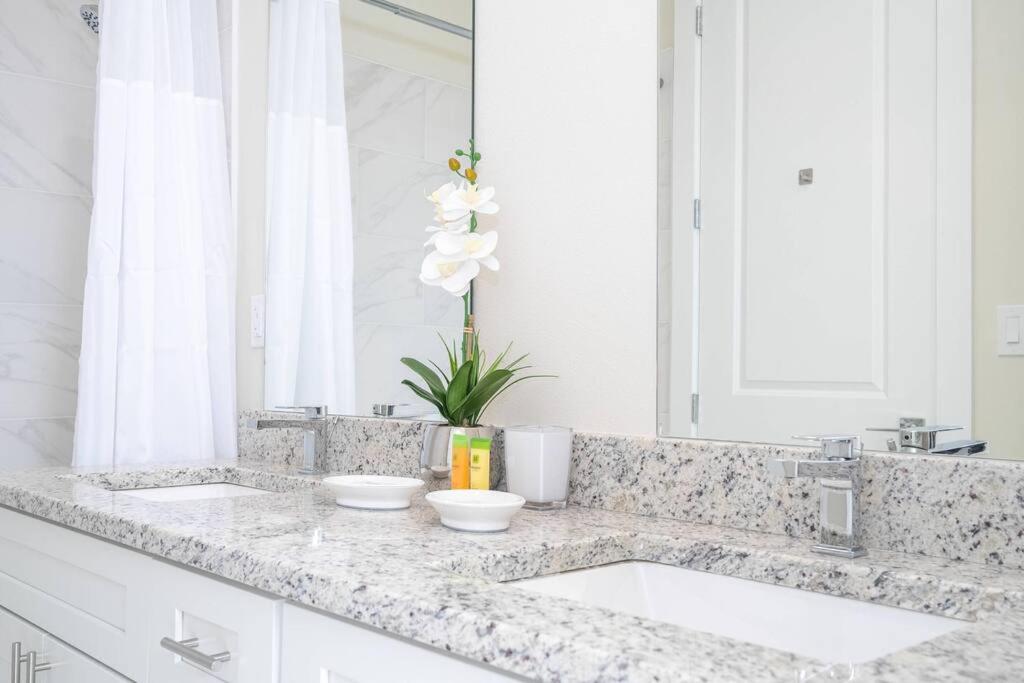 DLuxx Vacation Home 3 milles from Disney 7570