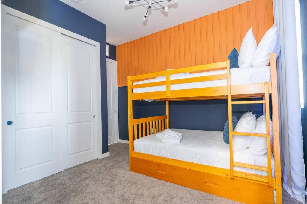 DLuxx Vacation Home 3 milles from Disney 7570