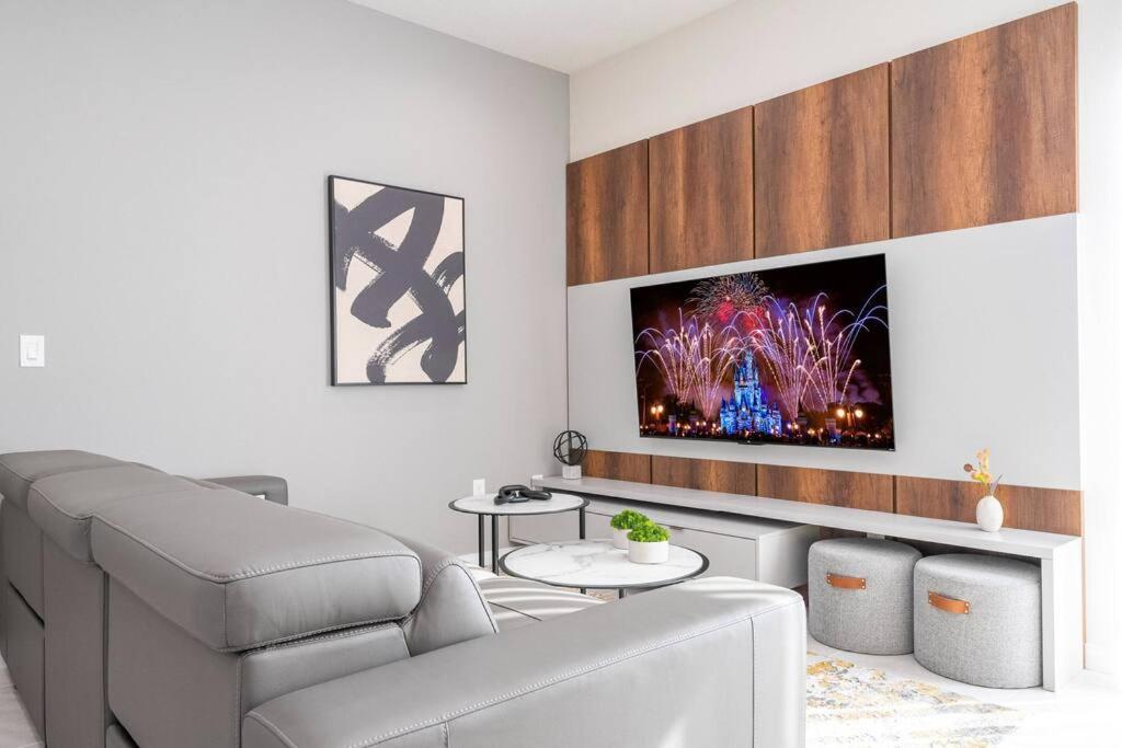 DLuxx Vacation Home 3 milles from Disney 7570