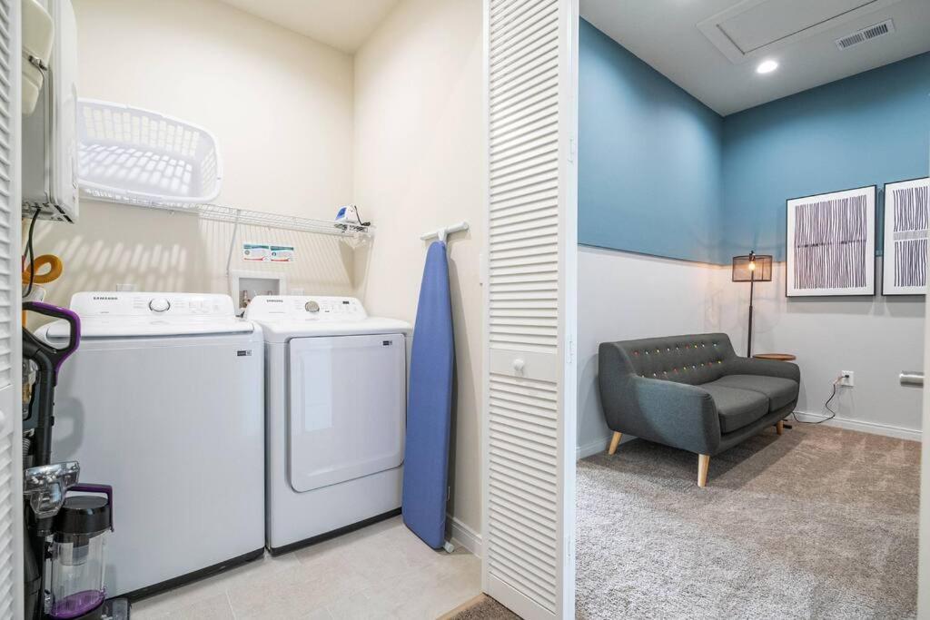 DLuxx Vacation Home 3 milles from Disney 7570