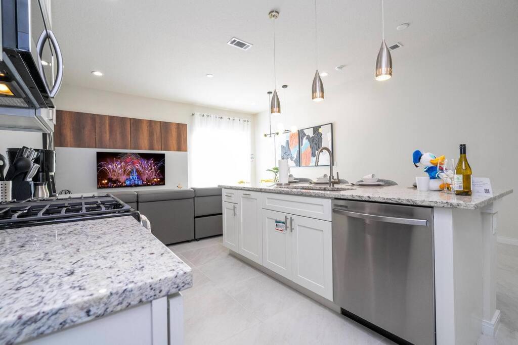 DLuxx Vacation Home 3 milles from Disney 7570