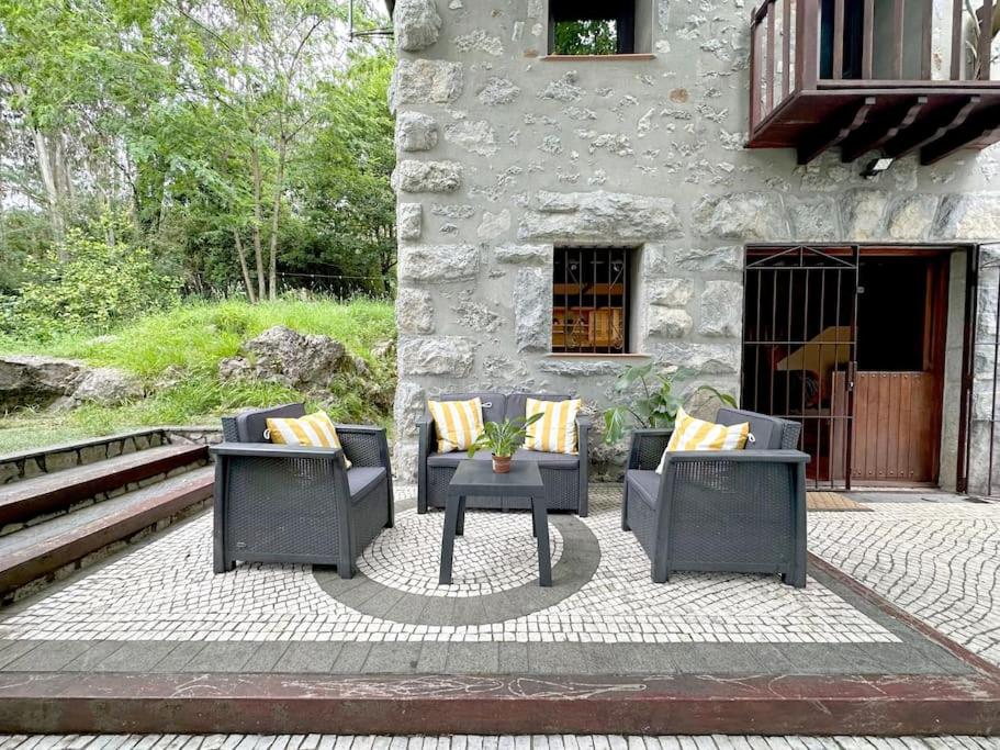 Casa de piedras entre arboles, pura naturaleza