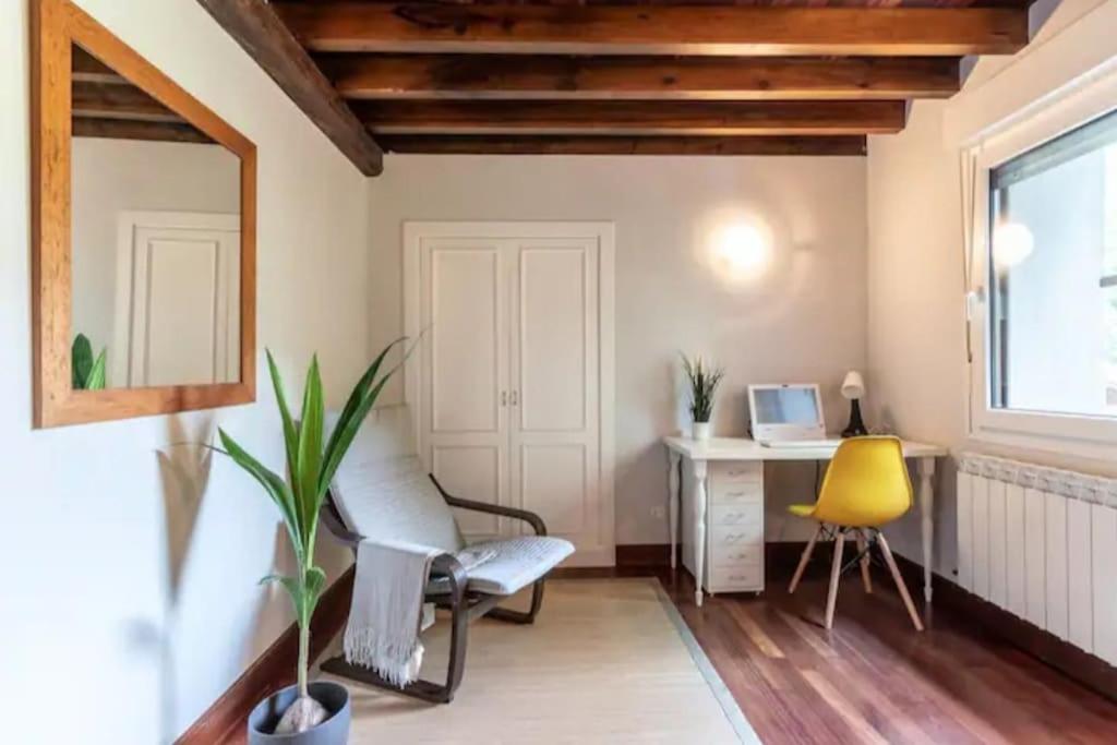 Casa de piedras entre arboles, pura naturaleza