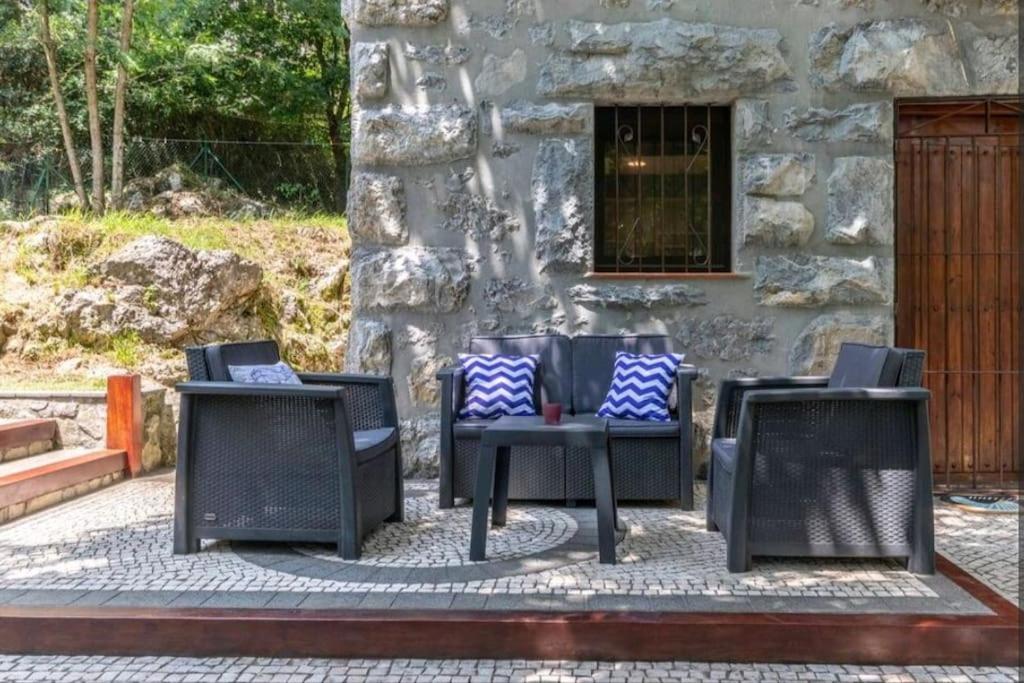 Casa de piedras entre arboles, pura naturaleza