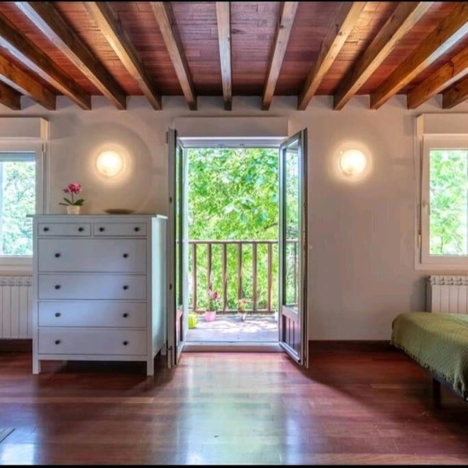 Casa de piedras entre arboles, pura naturaleza